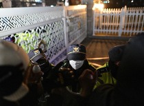 韩国总统尹锡悦宣布解除戒严令,在野党要求下台