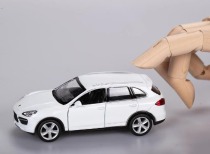 吉利银河发布：加速新能源转型，面临市场挑战