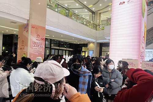 排队进店“吃谷”的人流