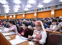 政府工作报告：大力提振消费，扩大有效投资