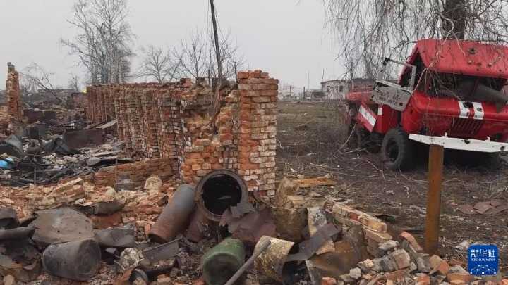 损坏的建筑和车辆