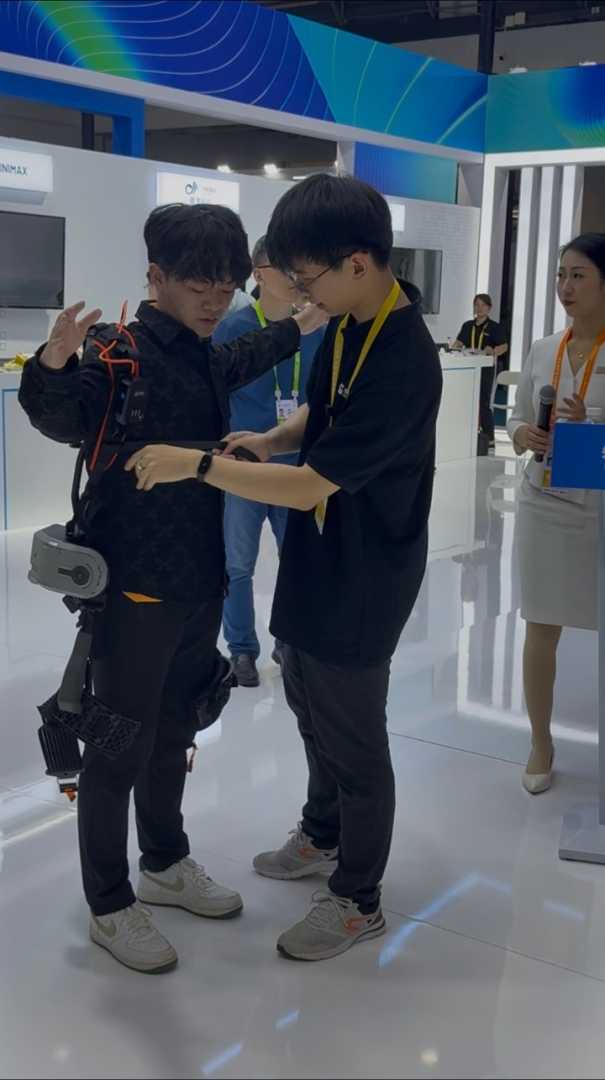 观众体验外骨骼机器人