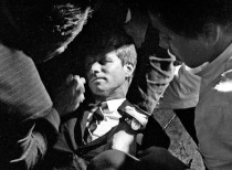 美国历史谜案再揭秘:特朗普下令解密肯尼迪兄弟遇刺案文件