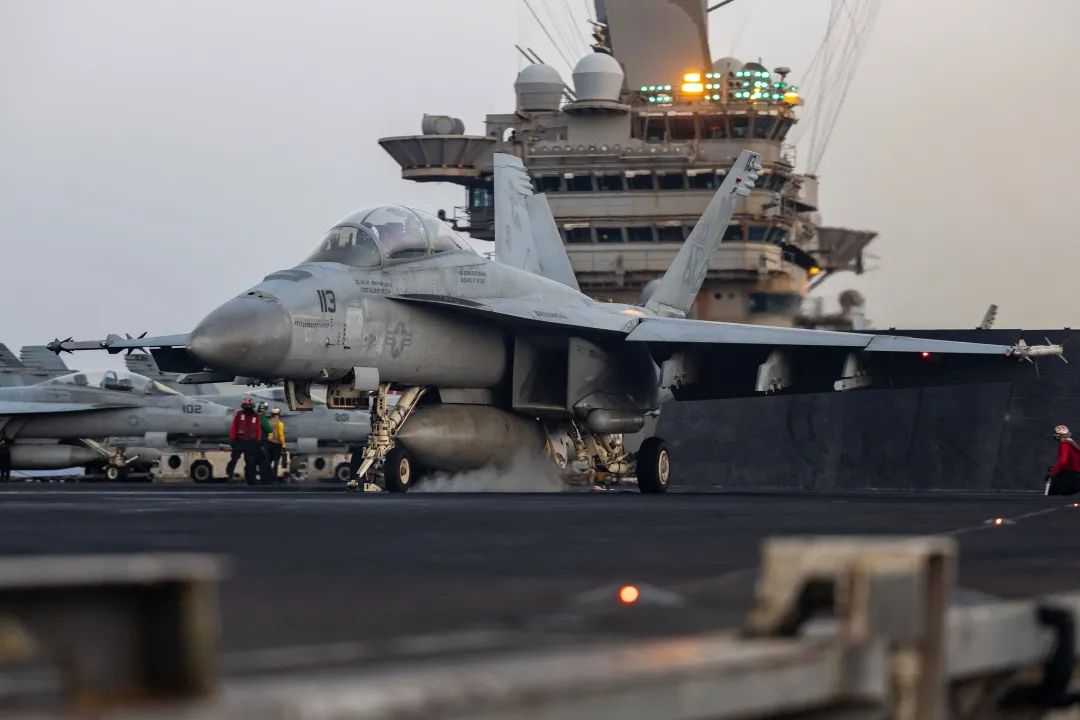 美军航母战机坠落