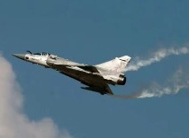 乌克兰“幻影-2000”战机坠毁 飞行员自救