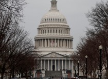 特朗普签署行政令 暂停低价值货物免税待遇