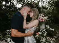 泰勒·斯威夫特与NFL球星特拉维斯订婚，全球瞩目