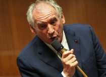 法国总理贝鲁政府信任投票未通过，马克龙将任命新总理