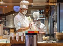 西贝致歉调整预制菜工艺，罗永浩直播怒怼引热议