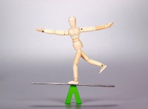 匹克集团首次主动降薪，内销直营板块承压成主因