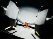 复旦团队研发全球首颗二维-硅基混合架构芯片，引领芯片技术新突破