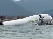 香港机场货机降落偏离滑落海面，2人堕海