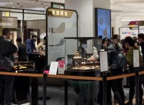 老铺黄金年内三度调价，市场热议与资本扩张并行