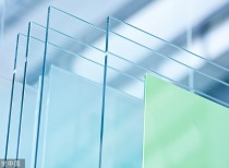 玻璃期货价格大幅下跌，供需格局与市场展望分析