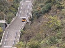天门山汽车爬台阶挑战撞护栏，景区安全引关注