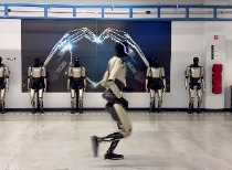 特斯拉人形机器人擎天柱将量产 明年生产线投产