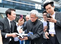 英伟达CEO黄仁勋中国行：逛菜市场吃火锅，引热议