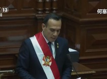 秘鲁国会通过弹劾动议 解除总统职务