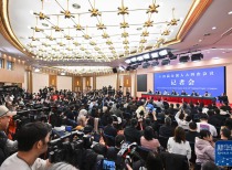 十四届全国人大四次会议举行记者会