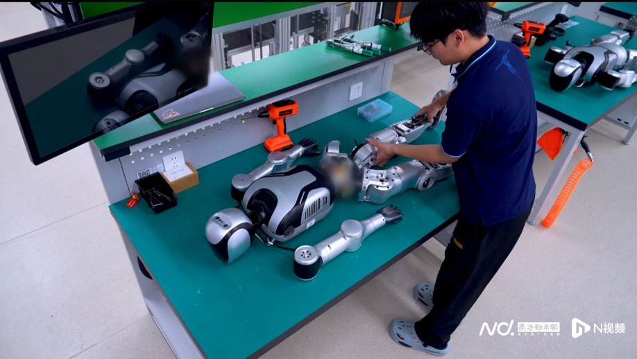实探深圳首条人形机器人中试产线：年产近千，为万台量产打样