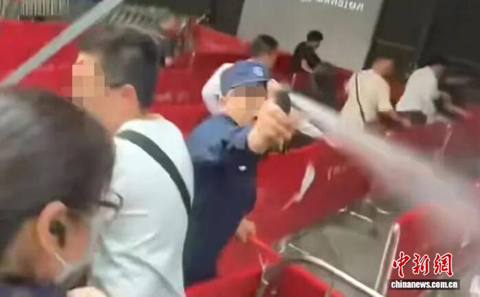 深圳龙华楼盘开盘现场使用辣椒水驱散人群的保安已被行拘