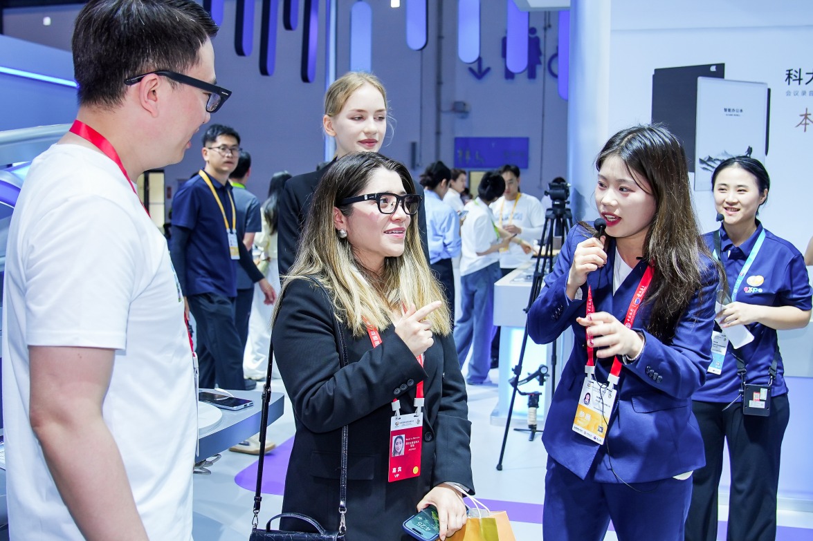 国内首展 讯飞AI眼镜亮相消博会