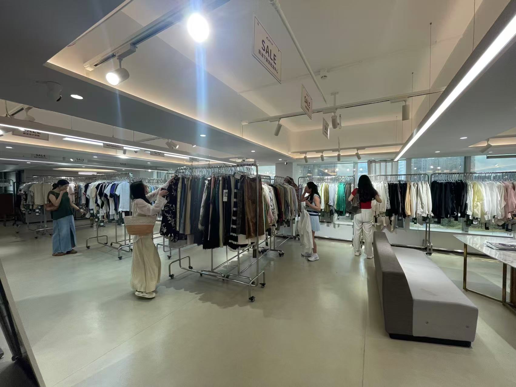 财经调查｜深圳南油实地探访：原油涨价，秋冬时装可能要贵了