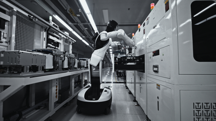 全球首个具身智能“并线”落地：难倒年轻人的流水线，机器人“一个顶俩”