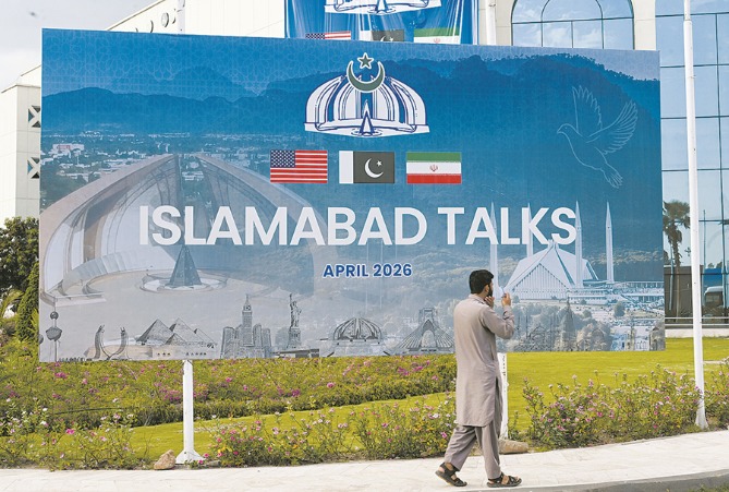 上万美军封锁霍尔木兹海峡，特朗普为何又宣称战事“接近结束”了？