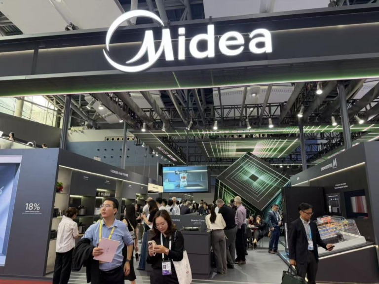 “中国第一展”，服务机器人展区人气高