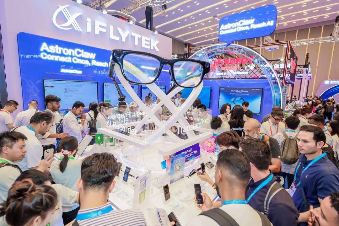 世界客商排队体验“龙虾眼镜”，科大讯飞把多语种AI能力带进广交会第一现场