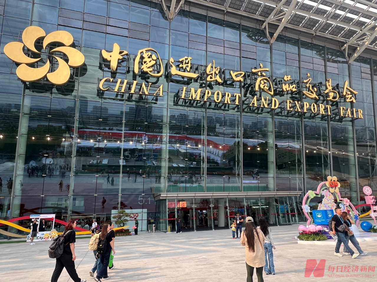 广交会首日，这些“新面孔”杀疯了：张雪机车展位成了打卡点，安防无人机“隐形冠军”扎进消费级赛道