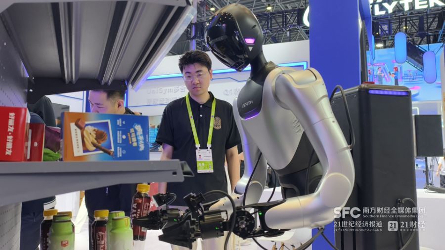 从“表演”到“干活”：消博会发出清晰信号，机器人落地元年来了