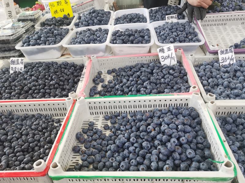 蓝莓价格“腰斩”背后：产量翻倍、品质下滑、经销商利润倒挂