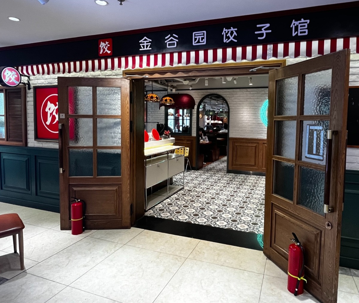 “龙虾”代排队走红科技圈：一位理工男开的饺子馆，意外摸准了餐饮未来？