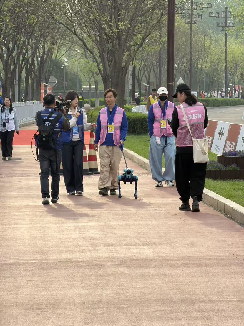 全球首款开放环境全自主具身机器人亮相亦庄马拉松