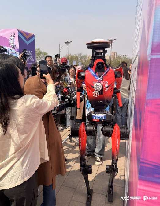 机器人马拉松上，大厂跨界具身智能“存在感”拉满