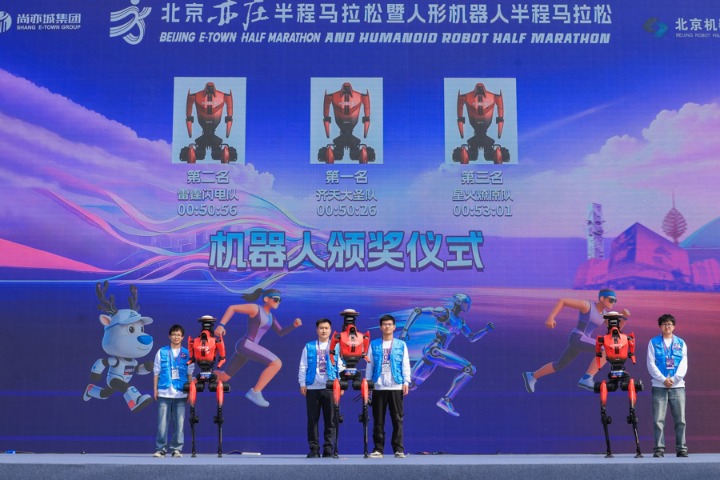 不是宇树也不是天工，人形机器人半马冠军，竟然是手机大厂只花6个月造出来的