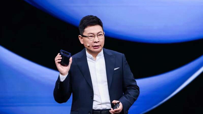 华为发布全场景新品：大阔折手机起售10999元，智能腕表推珠宝设计