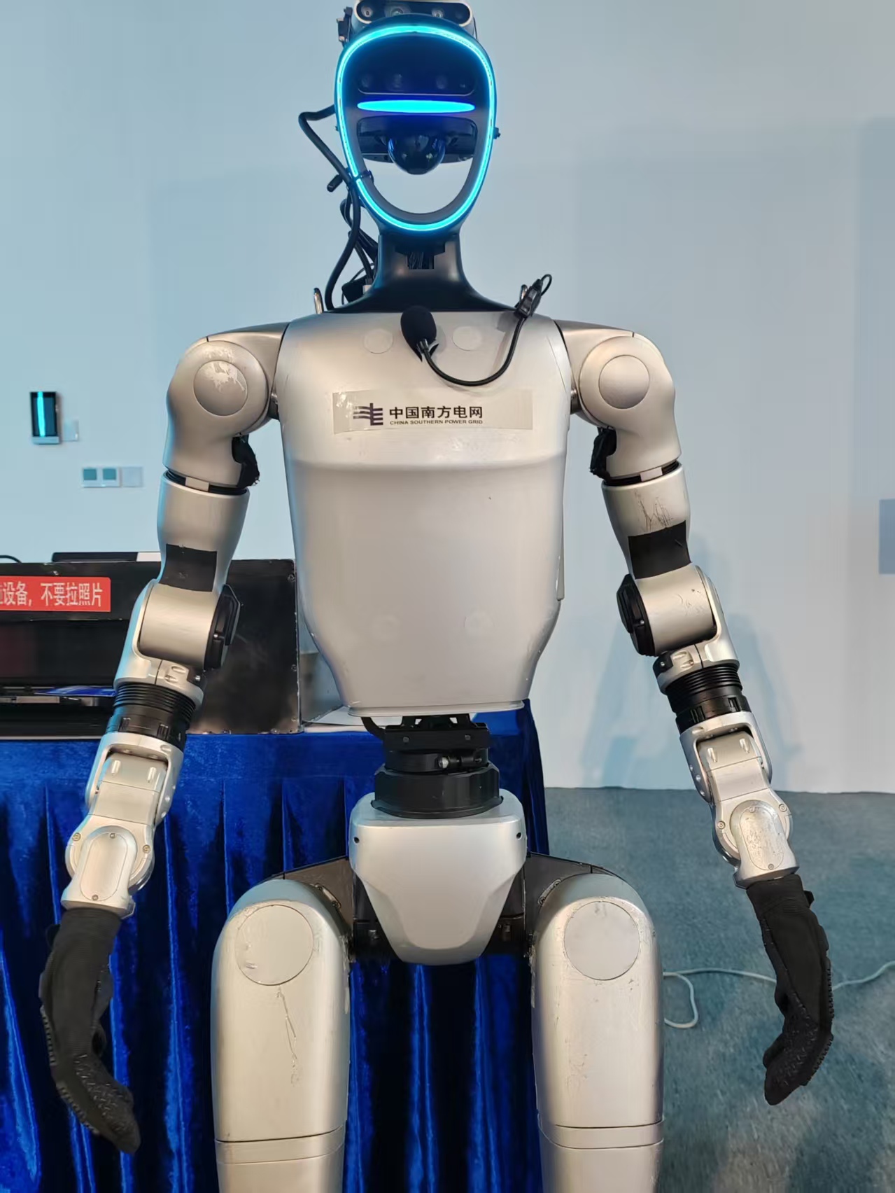 人形机器人“化身”电力工人守护万家灯火！直击南方电网“资本周”暨控股上市公司集体业绩说明会