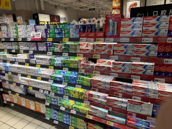 追踪牙膏包装“文字游戏”：高露洁“360°、劲白、光感白”等是商标，“以紫修黄”指短暂效果