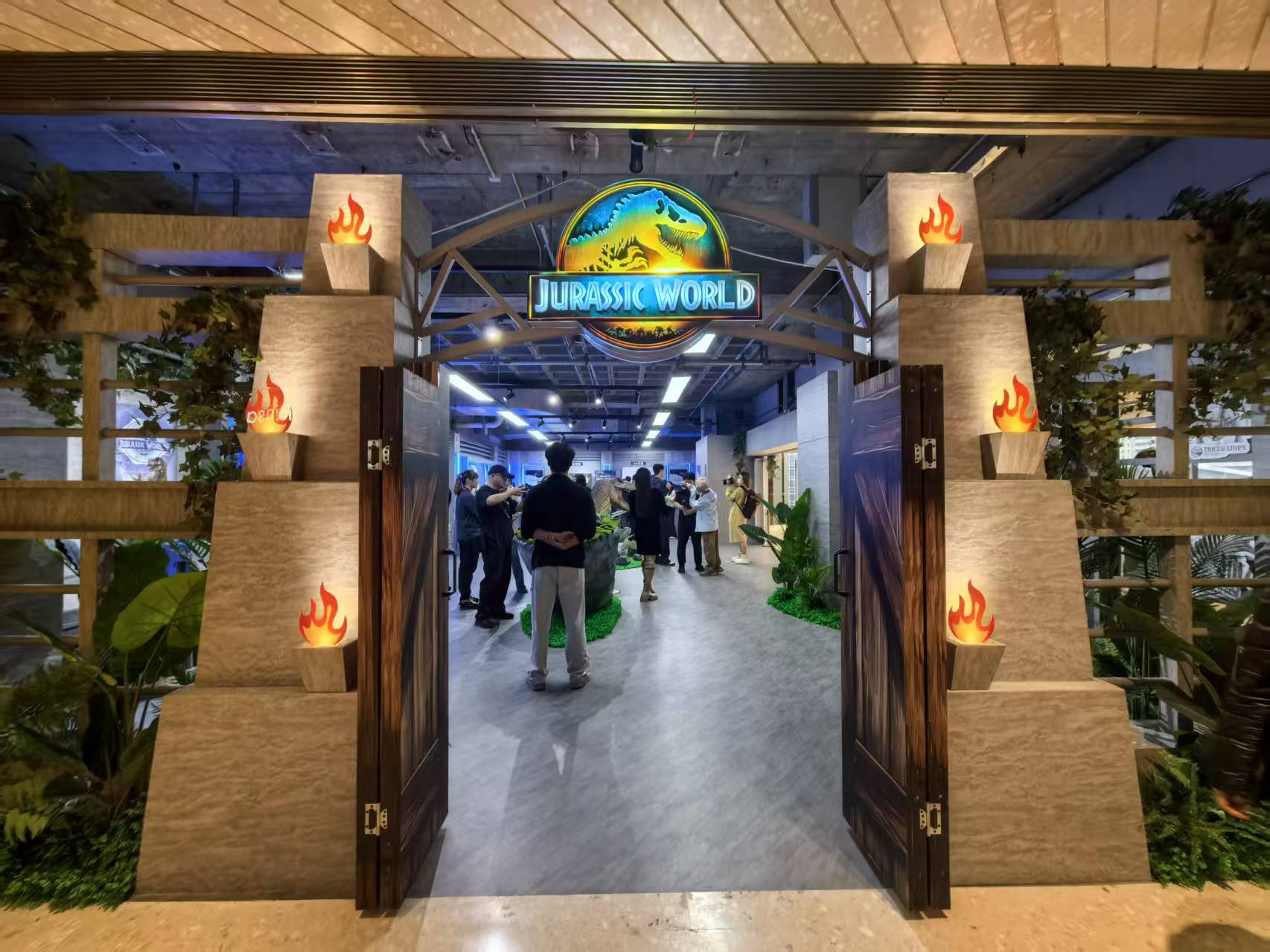 破圈年轻消费群体 老凤祥与侏罗纪世界IP联名系列产品在沪首发