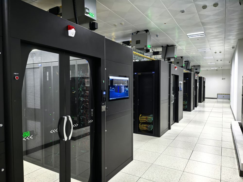 首席记者谈首季经济｜在戈壁算力新城感受丝路“西引力”