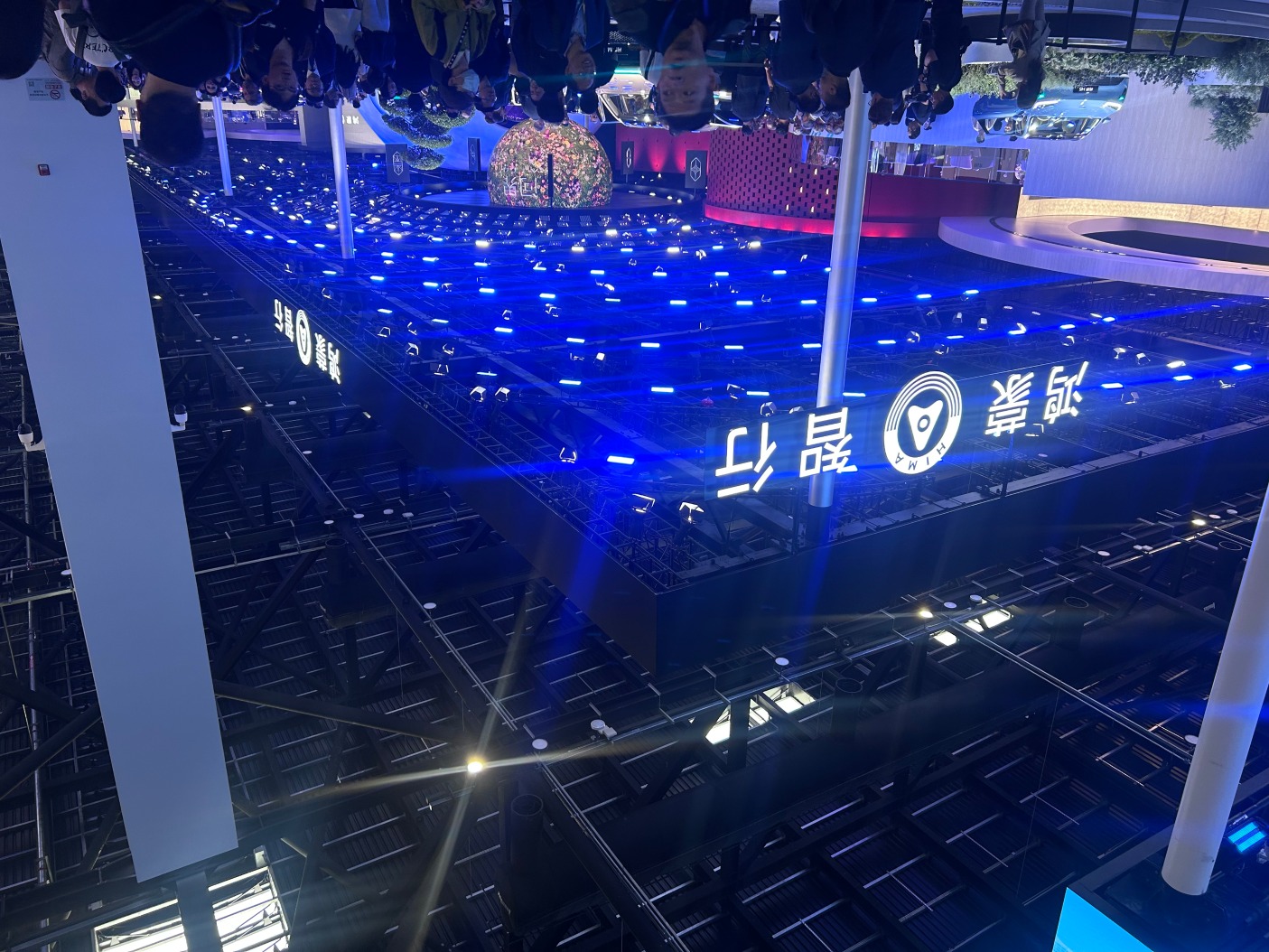 “华为系”北京车展拼流量：鸿蒙智行5界大战“境”品牌，版图扩张下是敌是友？