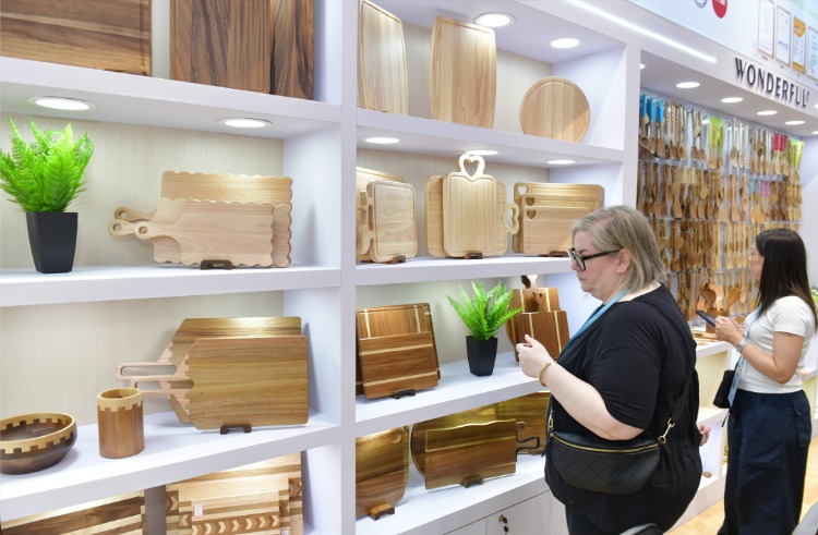 甘蔗也能做餐具！广交会“向新向绿”发现餐具“新世界”