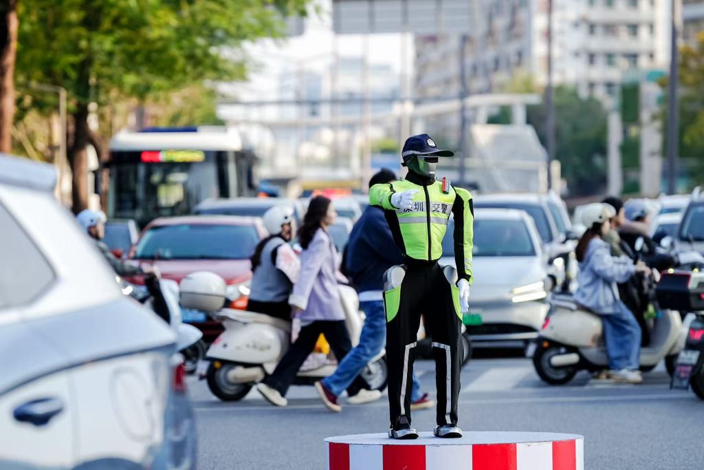 人形机器人除了表演还能干什么？交管机器人已经走进路口