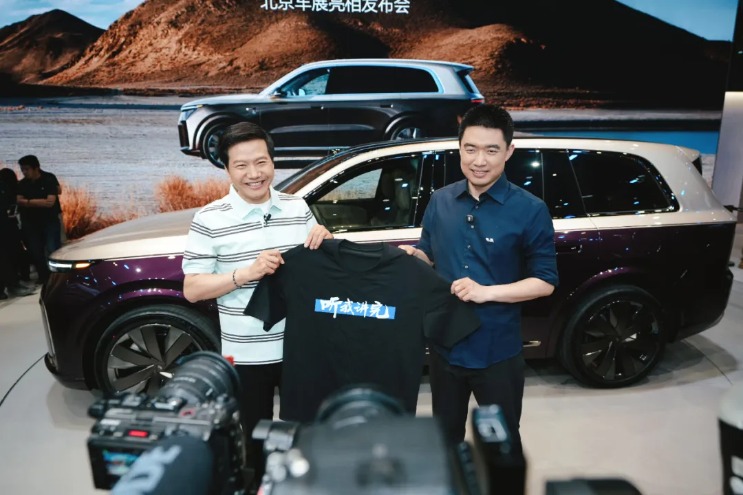 雷军送李想、李斌、何小鹏、王传福定制T恤：听我讲完、一起加电、都是好鹏友、在一起才是中国汽车