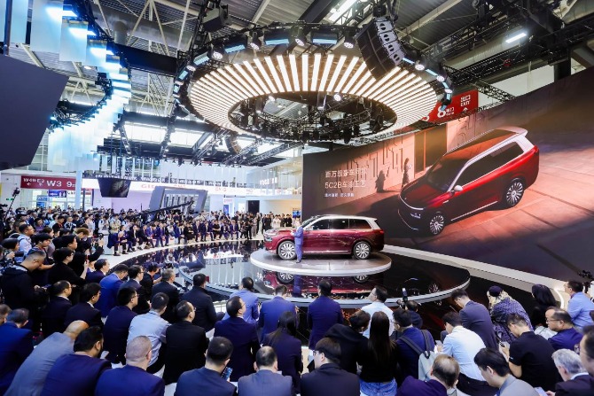 东风华为百亿合资造车，奕境X9携华为全家桶入局大六座红海