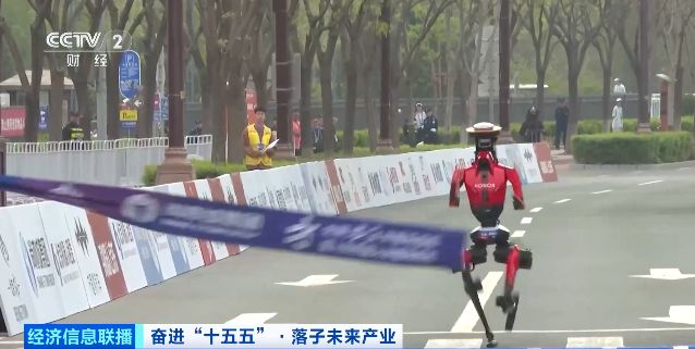 落子未来产业！人形机器人亮相运动场 智能水平持续提升