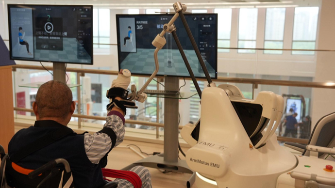 “一家一机”进入倒计时，康复机器人已在医院、社区康复中心批量“上岗”